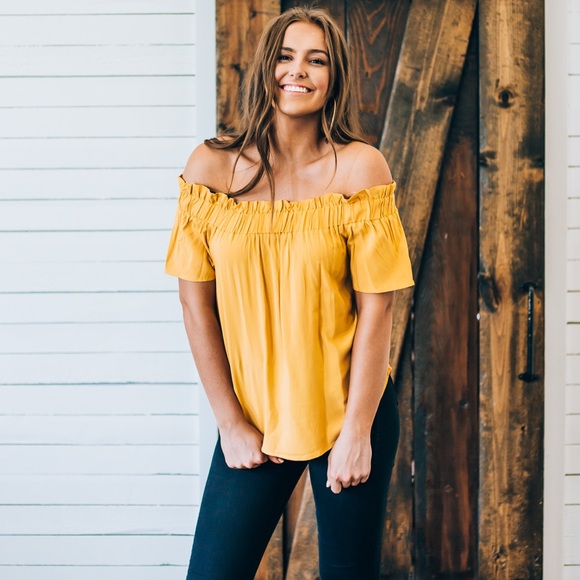 Off Shoulder Ruffle Hem Top - Picture 4 of 6